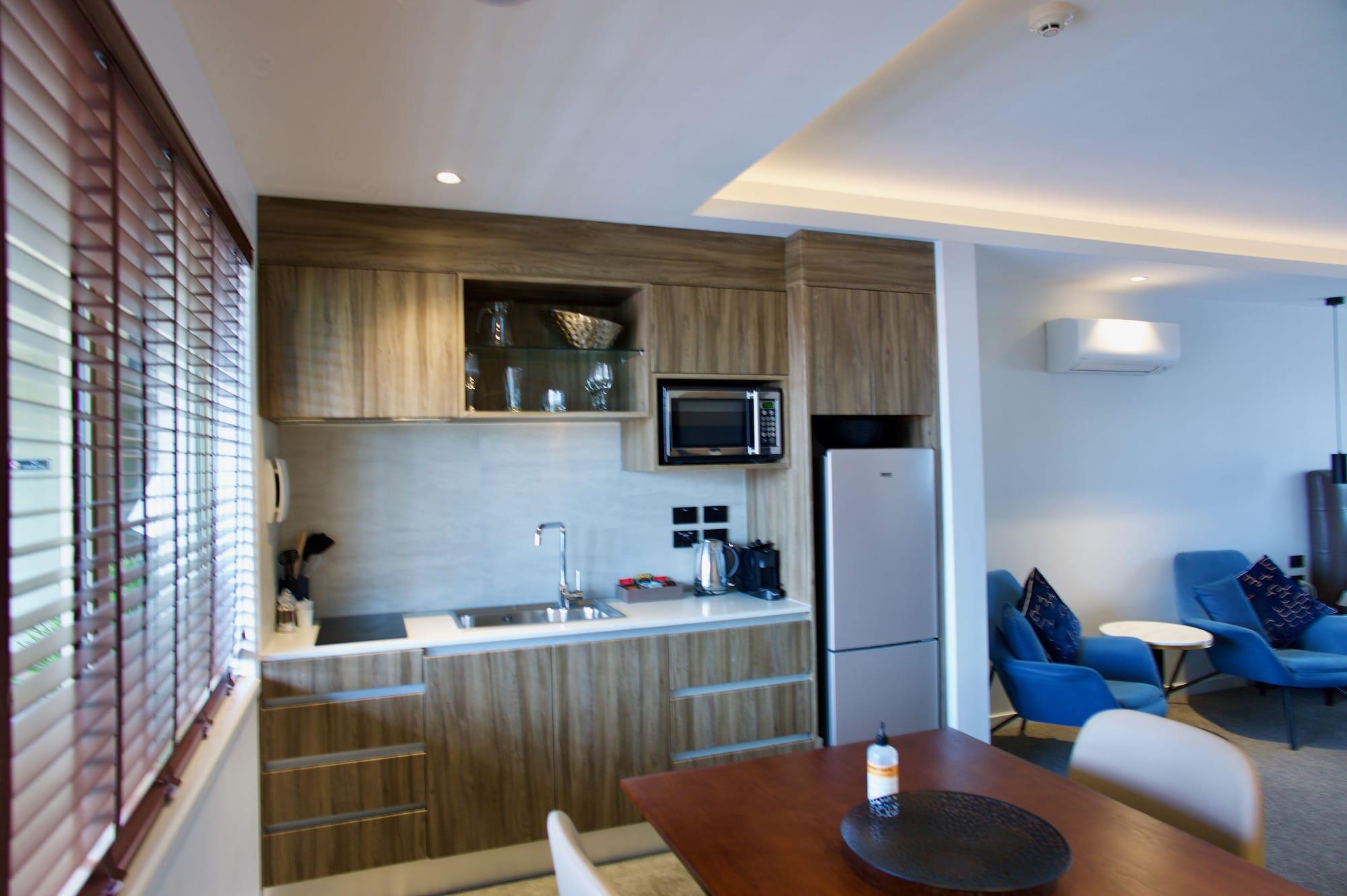 Regal Palms Resort Rotorua Exterior foto A kitchen in a hotel suite