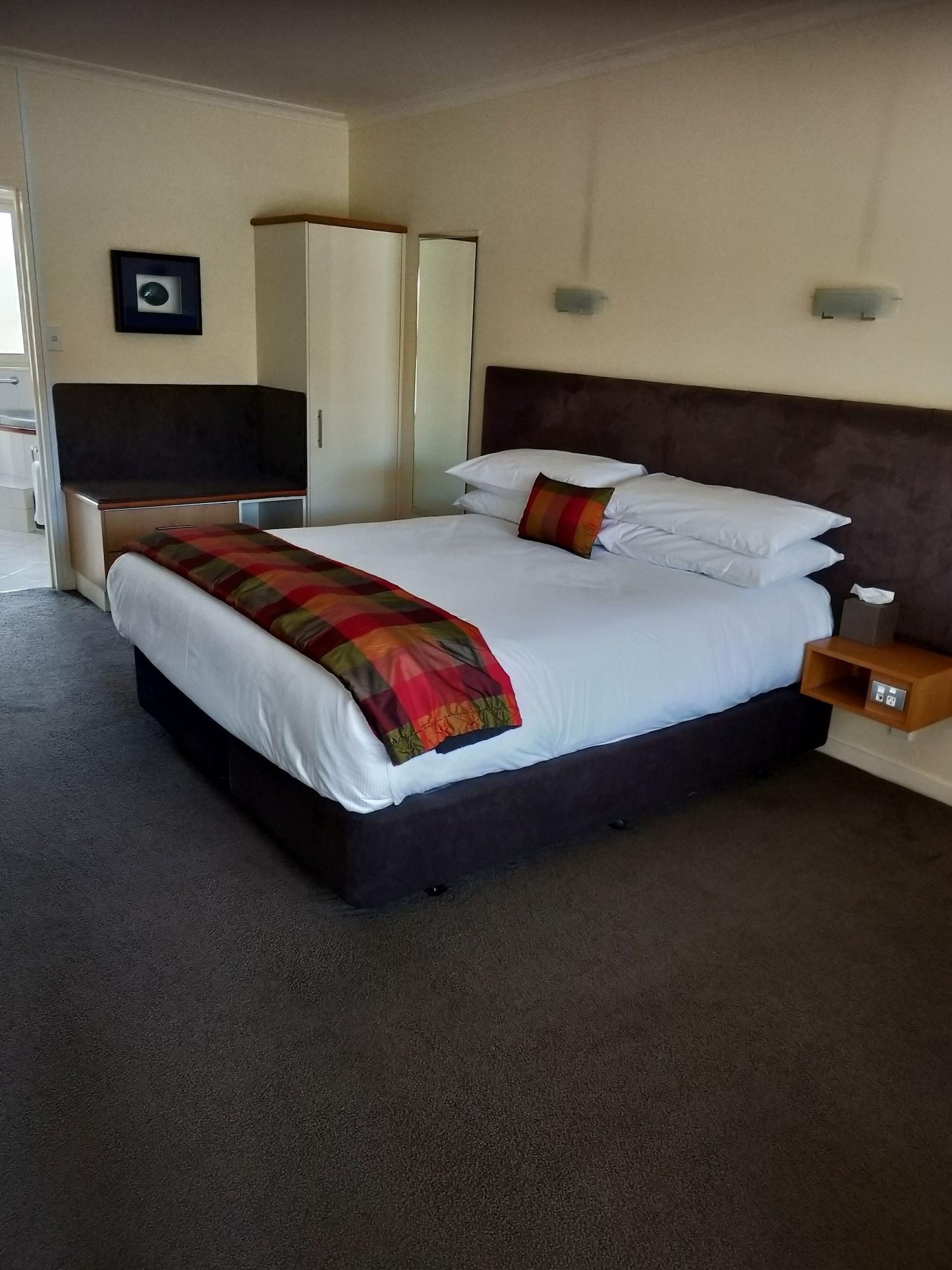 Regal Palms Resort Rotorua Exterior foto A bed with a bed runner