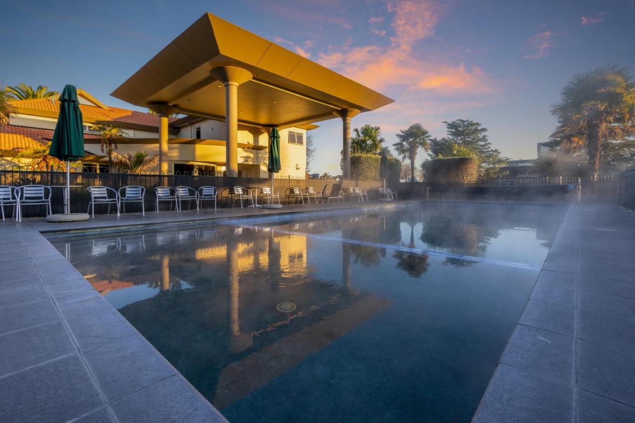 Regal Palms Resort Rotorua Exterior foto The pool at the hotel