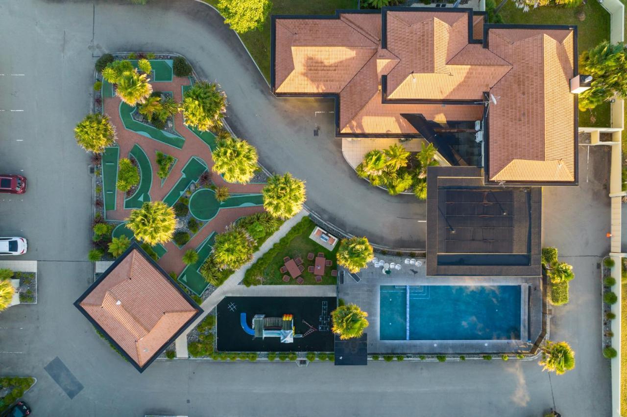 Regal Palms Resort Rotorua Exterior foto Aerial view of the clubhouse