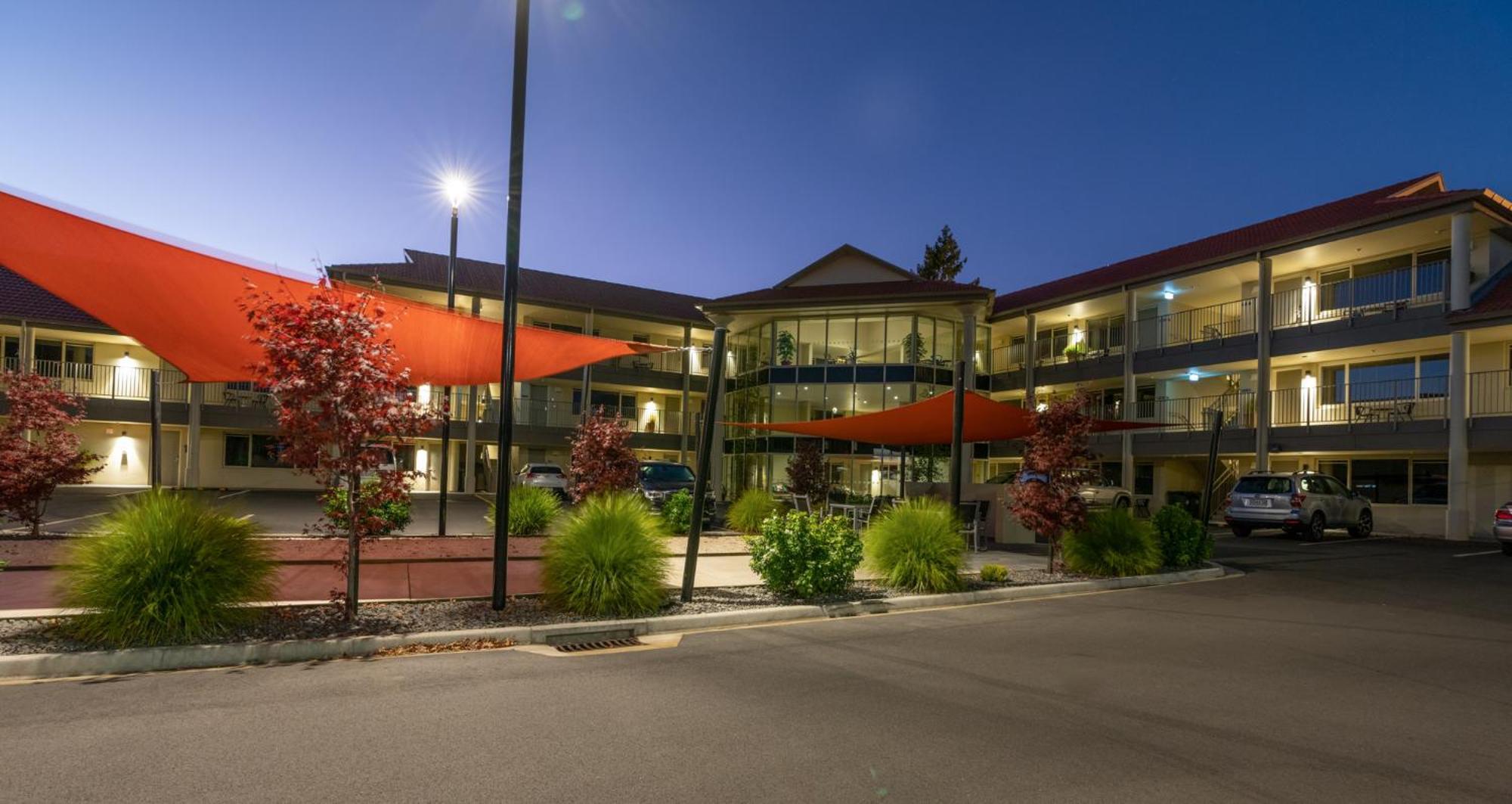 Regal Palms Resort Rotorua Exterior foto The Village at Night