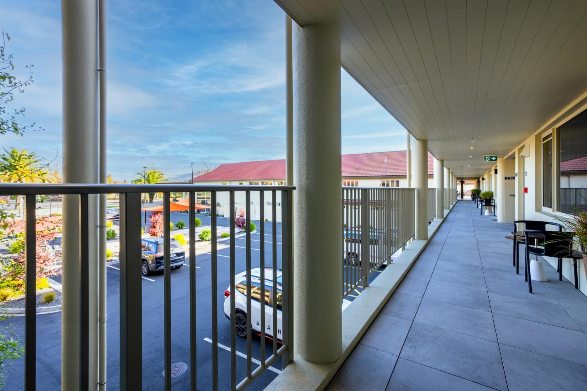 Regal Palms Resort Rotorua Exterior foto A balcony at the hotel