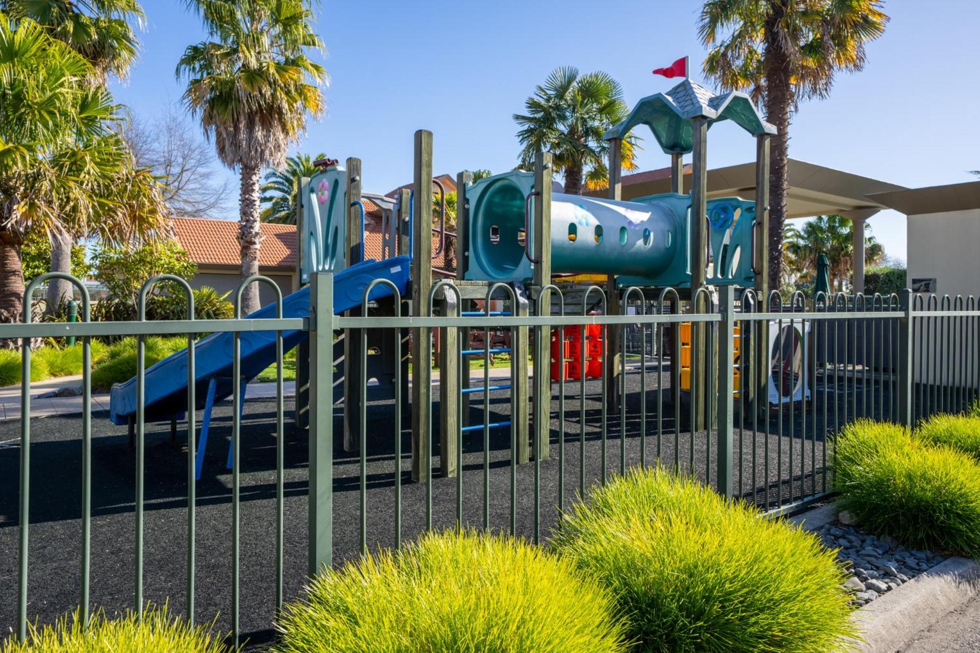 Regal Palms Resort Rotorua Exterior foto Playground at the park