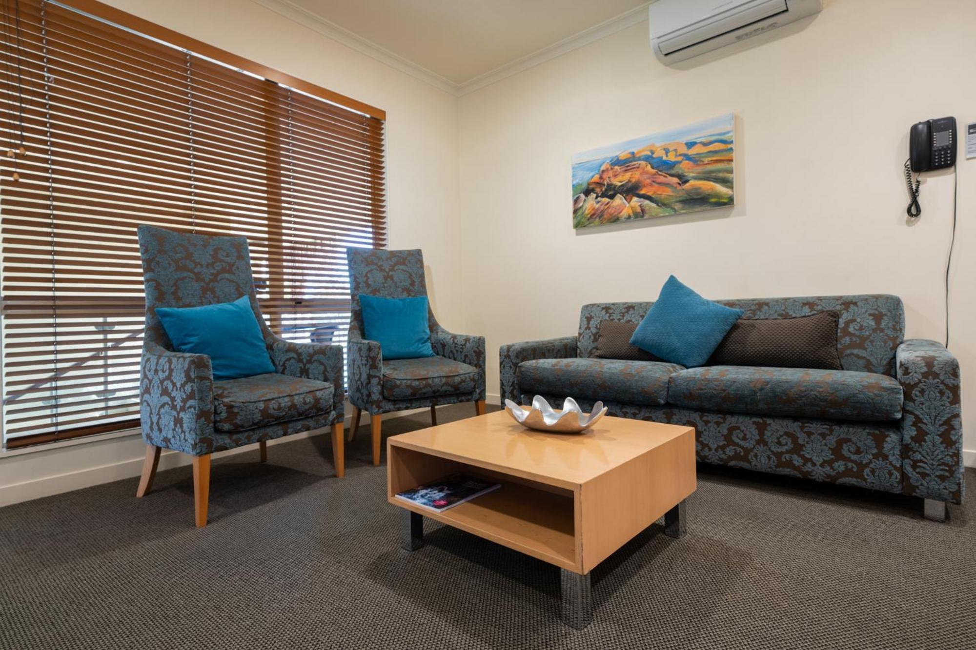 Regal Palms Resort Rotorua Exterior foto A living room in a typical apartment