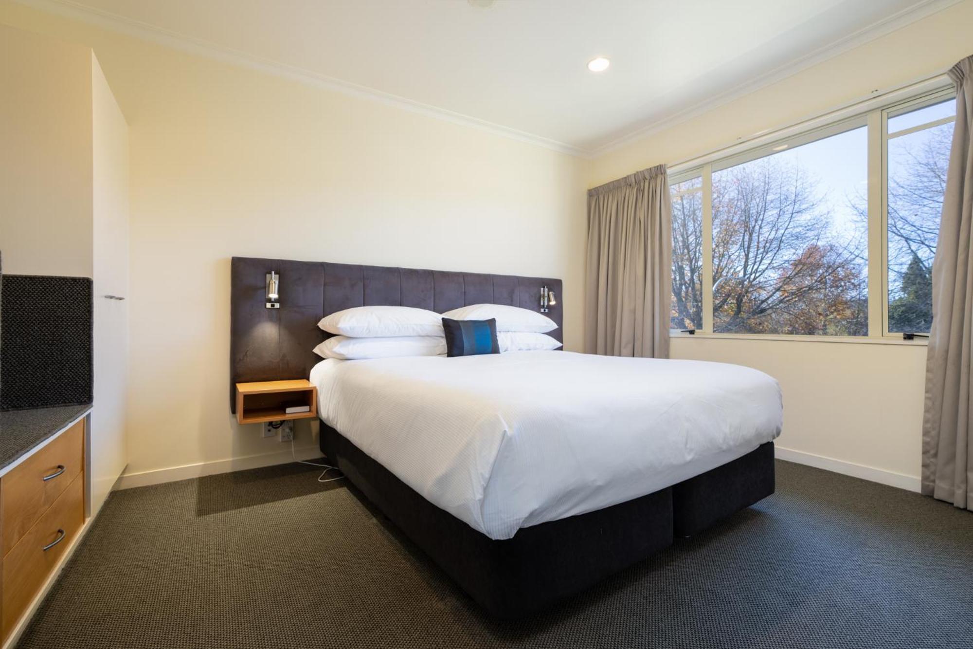 Regal Palms Resort Rotorua Exterior foto A bedroom at the hotel